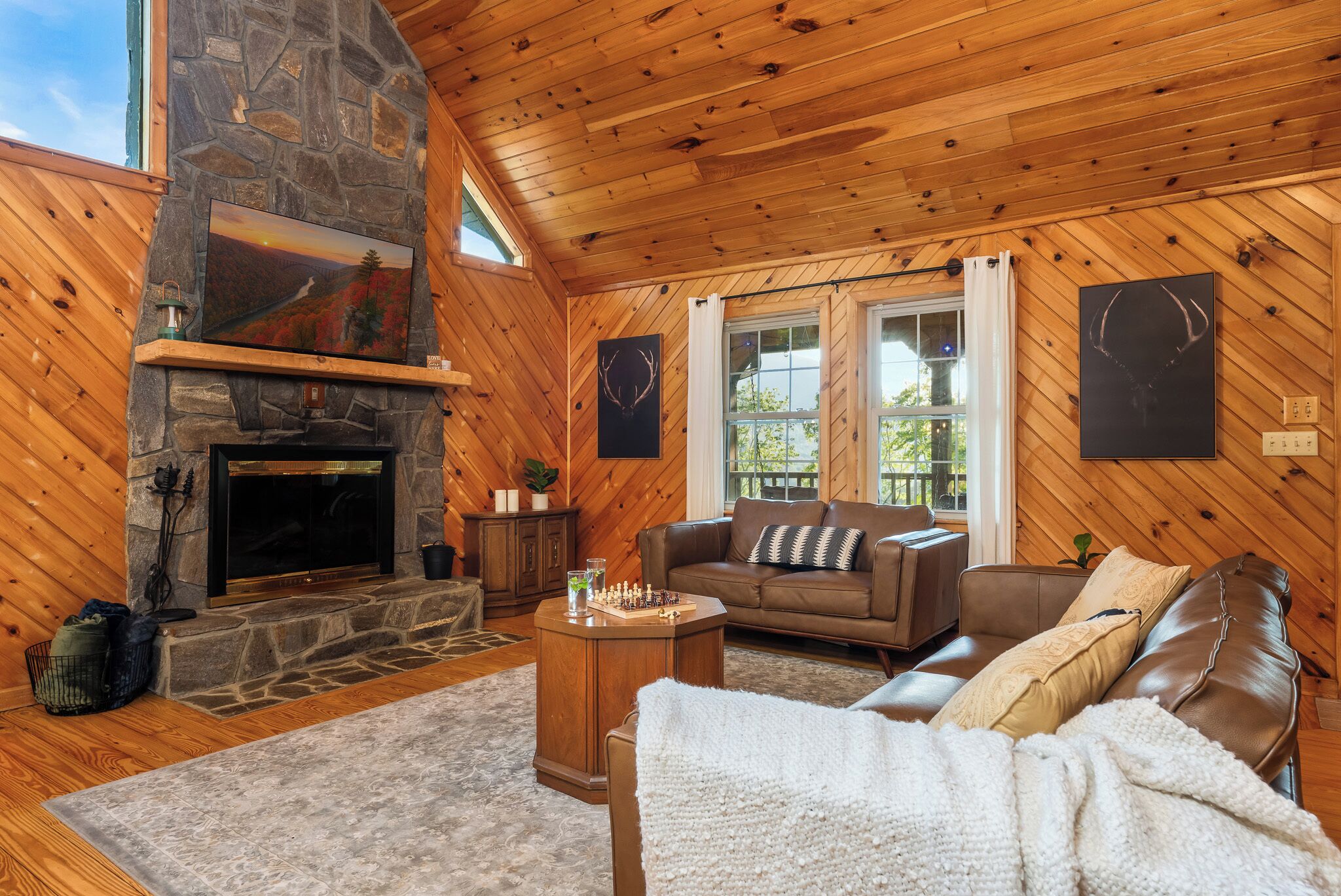 Smart-TV, Kamin, Videospiele, Tischfußball