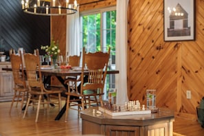 Dining - Mountain View, HotTub, Pet-Friendly, FirePlace, GameRoom, BBQ, 4min to Downtown (Maggie Valley)