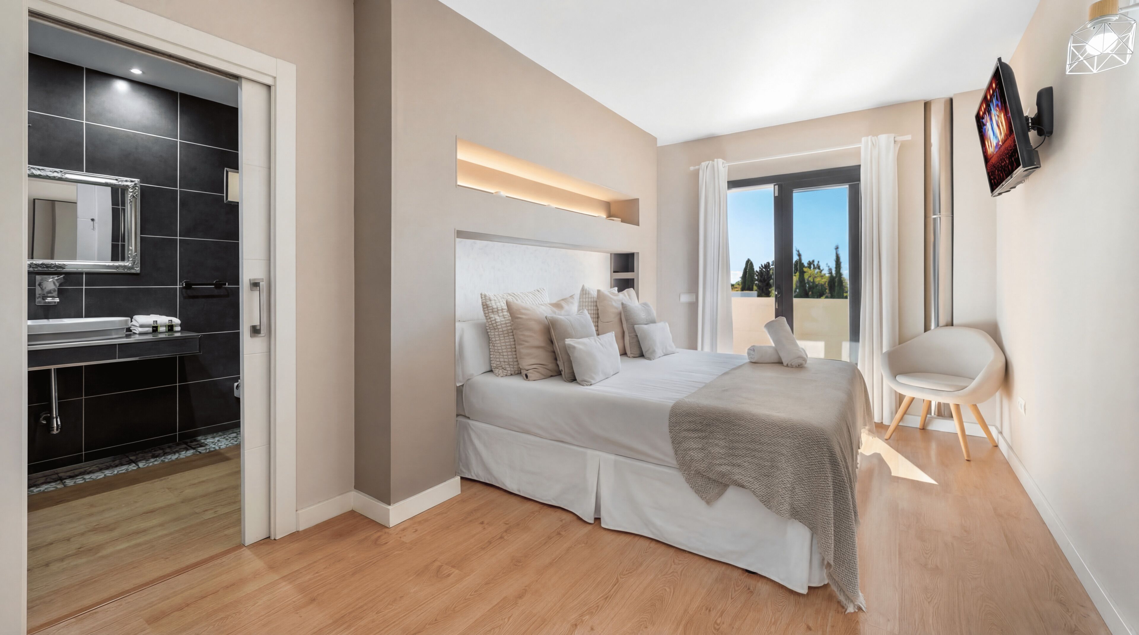5 habitaciones, tabla de planchar con plancha, internet y ropa de cama 