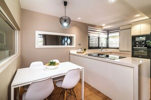 Kjøleskap, mikrobølgeovn, ovn og oppvaskmaskin