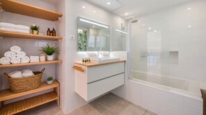 Dusche, Whirlpool, Haartrockner, Handtücher