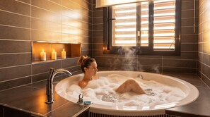 Shower, jetted bath, hair dryer, towels - EXQUISITE VILLA WITH A PRIVATE POOL AND JACUZZI, LA CALA DE MIJAS (Mijas)