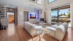Fernseher, Kamin, Tischfußball, Tischtennisplatte