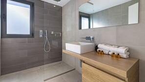 Douche, sèche-cheveux, serviettes fournies