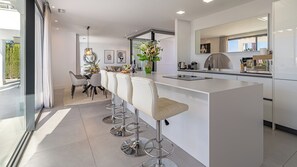 Kühlschrank, Mikrowelle, Ofen, Geschirrspüler