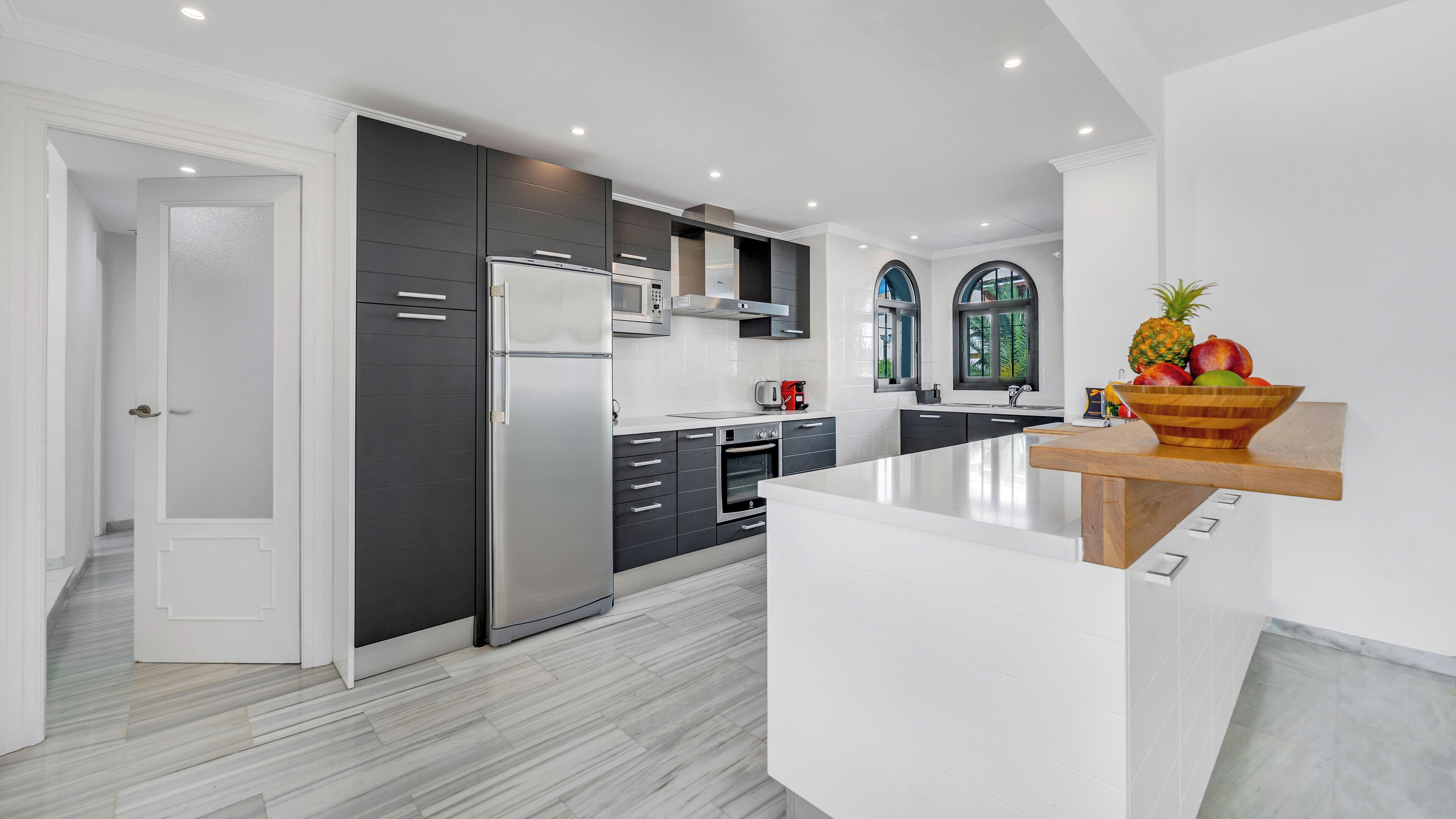 Réfrigérateur, micro-ondes, four, cafetière/bouilloire