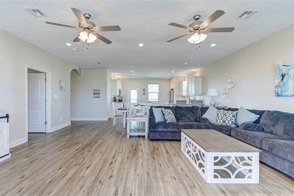 TV - Laguna Cove Cabin, Canal Front (Bolivar)