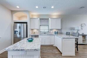 Fridge, microwave, oven, stovetop - Laguna Cove Cabin, Canal Front (Bolivar)