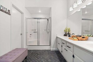 Shower, hair dryer, towels, shampoo - Palm Oasis w/Salt Water Pool Spa/4B/2BA/New Aircon (Indio)