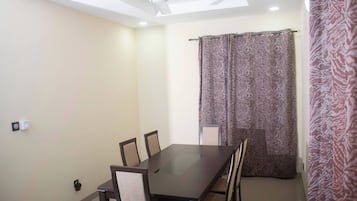 House, 2 Bedrooms, Smoking, Balcony | Dining