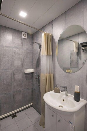 Family Room, Garden View | Bathroom | Combined shower/tub, free toiletries, hair dryer, bathrobes - Chamich Guesthouse (Debet)