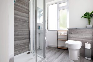 Shower, hair dryer, towels, shampoo - The Nook - Room 11 - Family Room (St Ives)