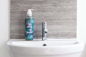 Dusche, Haartrockner, Handtücher, Shampoo