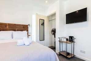 1 bedroom, iron/ironing board, WiFi, bed sheets - The Nook - Room 2 - Deluxe King Room (St Ives)