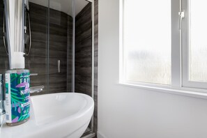 Shower, hair dryer, towels, shampoo - The Nook - Room 2 - Deluxe King Room (St Ives)
