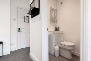 Shower, hair dryer, towels, shampoo - The Nook - Room 1 - Super King Room (St Ives)