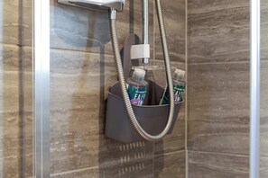Dusche, Haartrockner, Handtücher, Shampoo