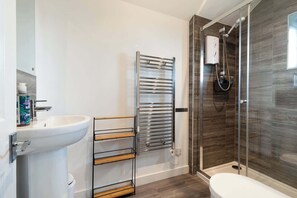 Shower, hair dryer, towels, shampoo - The Nook - Room 4 - Deluxe King Room (St Ives)