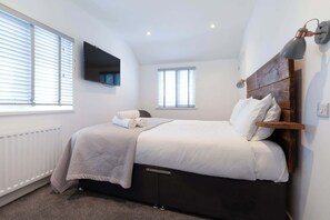 1 bedroom, iron/ironing board, WiFi, bed sheets - The Nook - Room 4 - Deluxe King Room (St Ives)