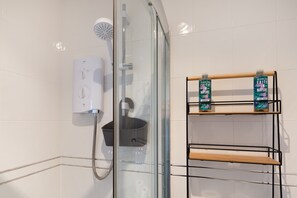 Shower, towels, shampoo - The Nook - Room 5 - Deluxe Superking Room (St Ives)