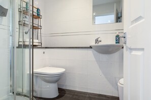 Dusche, Handtücher, Shampoo