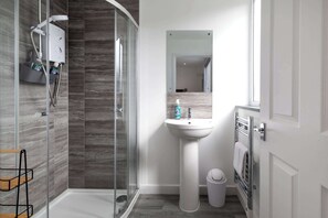 Shower, hair dryer - The Nook - Room 7 - Deluxe Twin Room (St Ives)