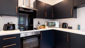 Frigorífico, microondas, horno y lavavajillas