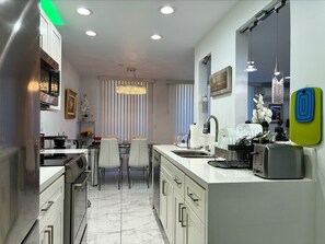 ثلاجة، ميكروويف، فرن، موقد طهي مسطح