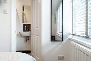 Shower, hair dryer, towels, shampoo - The Nook - Room 3 - Deluxe Super King Room (St Ives)