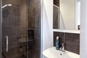 Shower, hair dryer, towels, shampoo