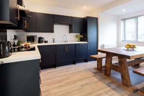 Fridge, microwave, oven, dishwasher - The Nook - Room 3 - Deluxe Super King Room (St Ives)