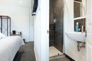 1 chambre, fer et planche Ă repasser, Wi-Fi, draps fournis