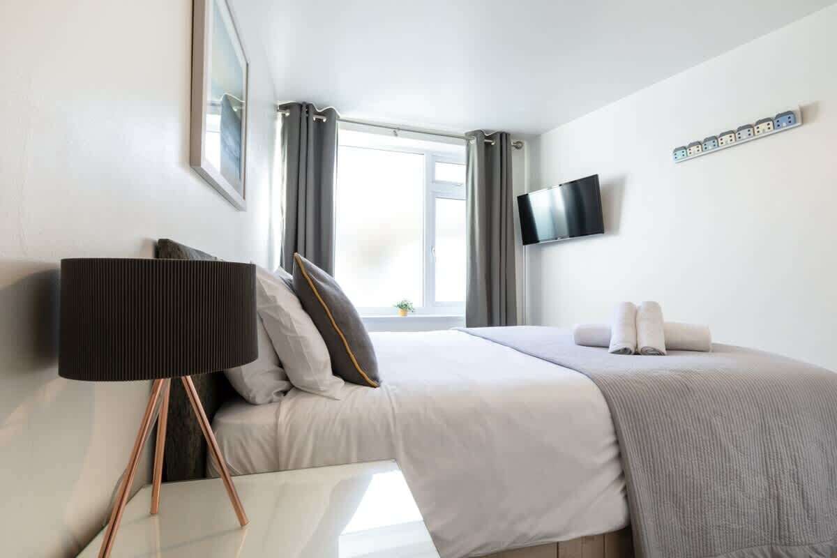 2 bedrooms, iron/ironing board, bed sheets