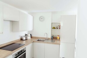 Fridge, oven, toaster, cookware/dishes/utensils