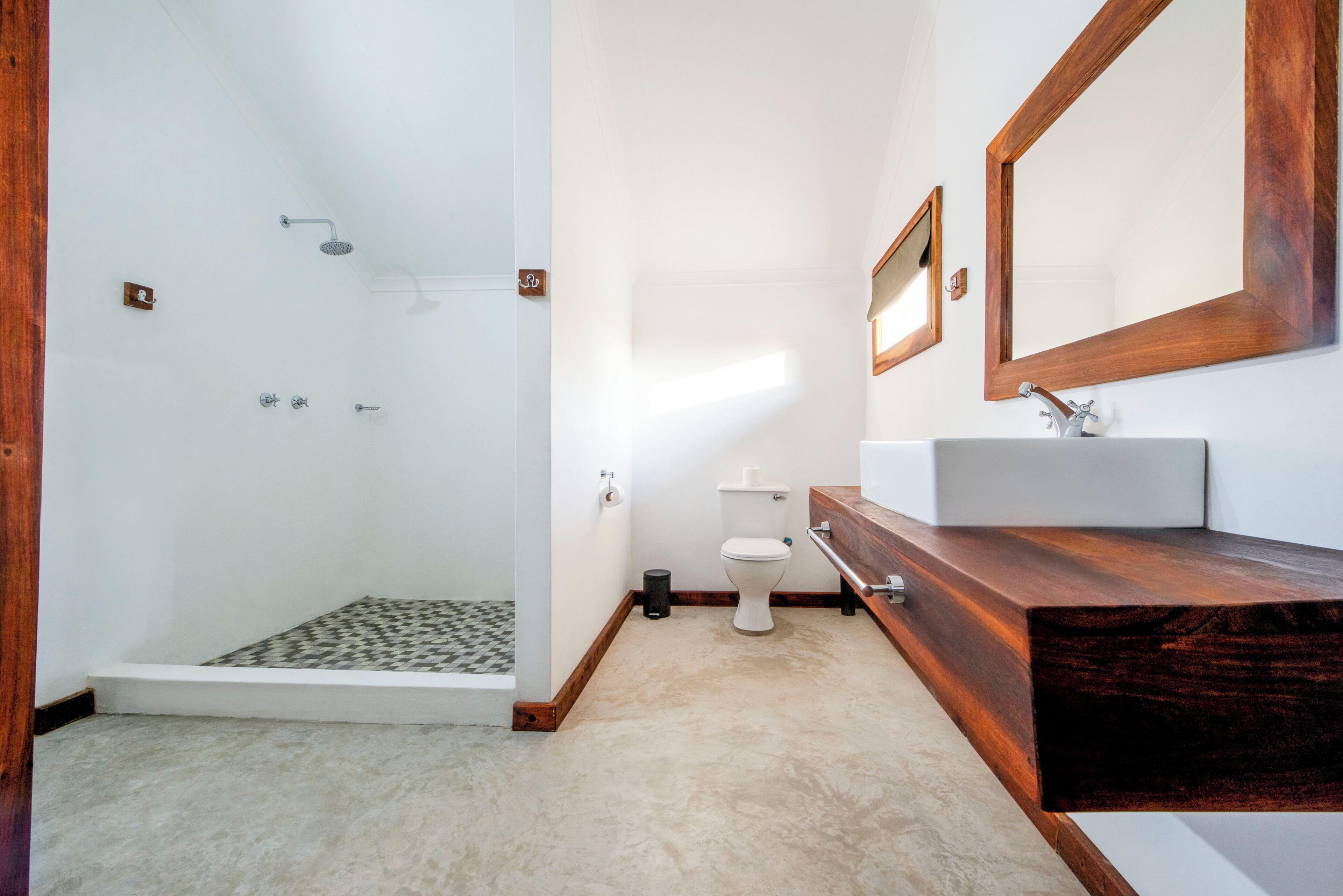 Un baño con ducha, inodoro y tocador.