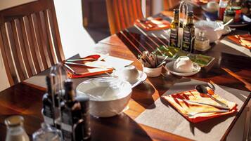 Daily buffet breakfast (ZAR 270 per person)
