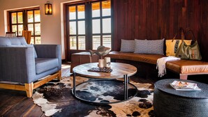 Lobby-lounge