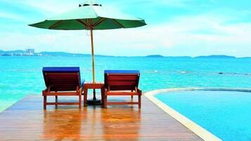 Een kluis op de kamer, een strijkplank/strijkijzer, gratis wifi