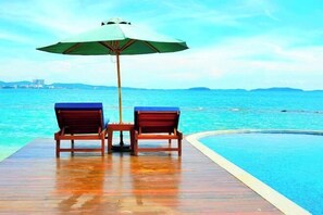 Caja de seguridad en la habitación y tabla de planchar con plancha 