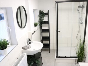 Doccia, asciugacapelli, asciugamani, sapone