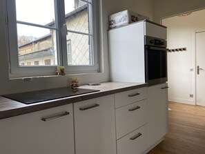 Kjøleskap, mikrobølgeovn, ovn og kokeplater