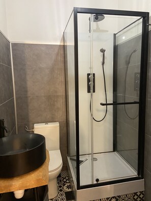 Dusche, Haartrockner, Handtücher, Seife