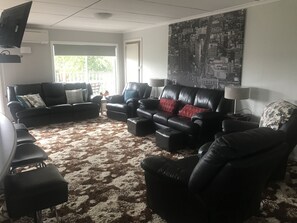 Téléviseur connecté, lecteur de DVD, table de ping-pong, livres