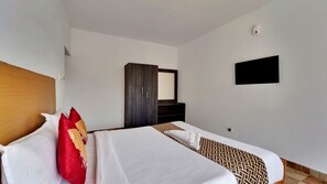 Standard Room, Mountain View | 1 bedroom, desk, soundproofing, free WiFi - iROOMZ Rich Queen House Cottage (Coonoor)