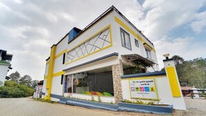 Front of property - iROOMZ Rich Queen House Cottage (Coonoor)