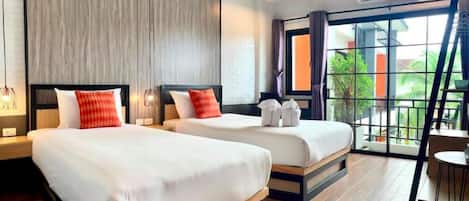 Standard Twin Room | Desk