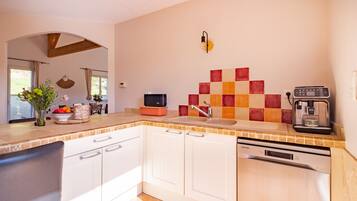 Fridge, dishwasher, coffee/tea maker, electric kettle