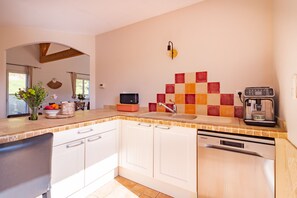 Geladeira, lava-louças, cafeteira/chaleira, chaleira elétrica