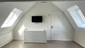 Design Townhome | 5 bedrooms, premium bedding, blackout drapes, iron/ironing board