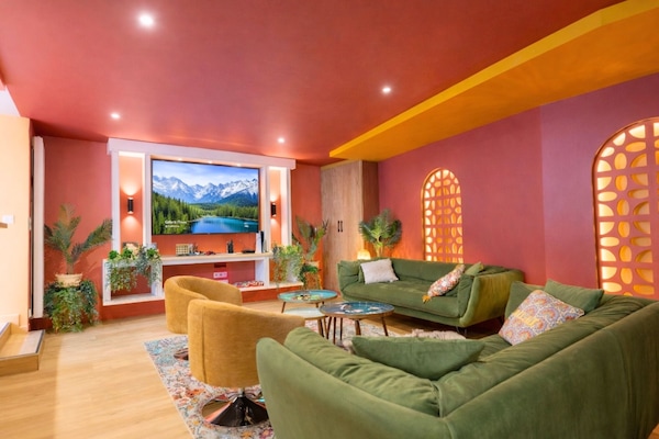 Casa adossada de disseny | Sala d'estar | Televisor intel·ligent, consola de videojocs i Netflix